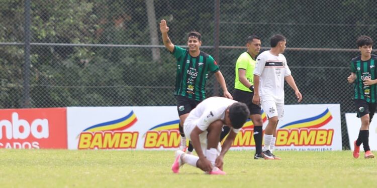 Drama, roja, penal atajado e insólito doble cambio en el Bosque de Pa’i Ñu: Pinozá tumba a General Díaz en un cierre caótico Drama, roja, penal atajado e insólito doble cambio en el Bosque de Pa’i Ñu: Pinozá tumba a General Díaz en un cierre caótico
