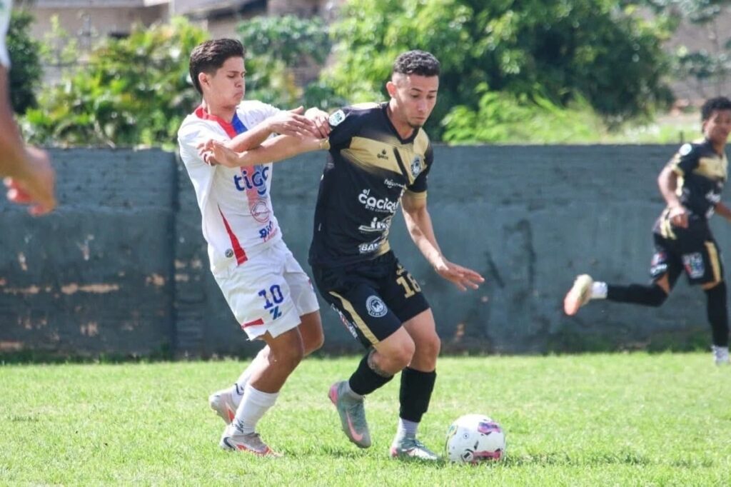 Goleada con diez hombres, dos expulsados y un penal errado: 24 de Setiembre destroza al 1º de Marzo en un choque caótico en el Víctor Ramón Isasi