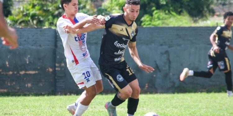 Goleada con diez hombres, dos expulsados y un penal errado: 24 de Setiembre destroza al 1º de Marzo en un choque caótico en el Víctor Ramón Isasi Goleada con diez hombres, dos expulsados y un penal errado: 24 de Setiembre destroza al 1º de Marzo en un choque caótico en el Víctor Ramón Isasi