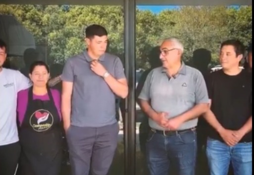 Lección de humildad desde el barro: Óscar «Tacuara» Cardozo se pone el chaleco de rescate y auxilio en Ayolas tras el desborde del Río Paraná