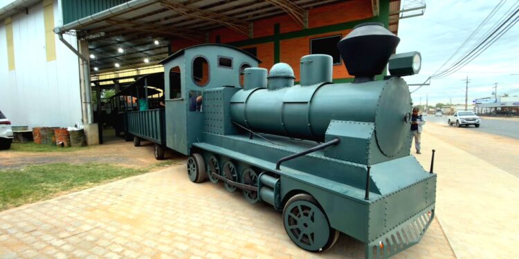 Una réplica en Loma Plata revive el tren de los pioneros y soldados por los 100 años de la Colonia Menno