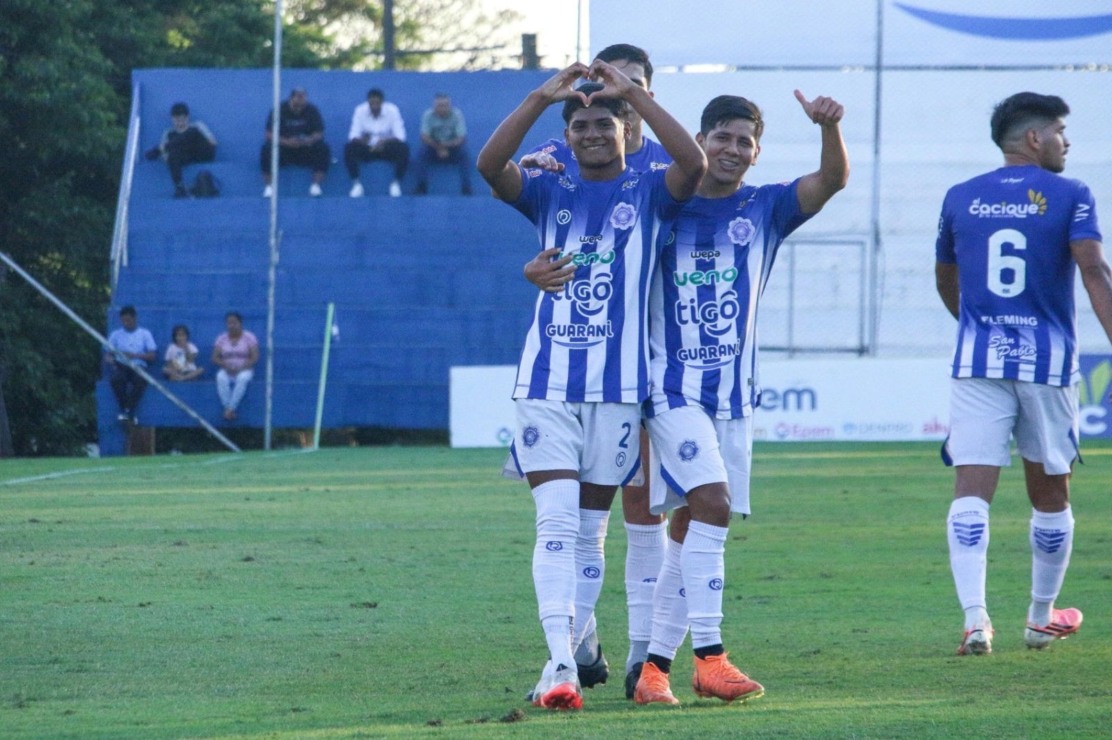 ¿Paseo de campeón o humillación para despedir el torneo? 12 de Octubre tritura 3-0 al 1 de Marzo y desata la euforia en Itauguá ¿Paseo de campeón o humillación para despedir el torneo? 12 de Octubre tritura 3-0 al 1 de Marzo y desata la euforia en Itauguá