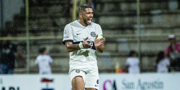 ¿Amenaza directa al trono del mito o utopía de vestuario? Richard Ortiz va por su clásico 51 ante Cerro Porteño y acorta distancia con la marca inalcanzable de Éver Hugo Almeida ¿Amenaza directa al trono del mito o utopía de vestuario? Richard Ortiz va por su clásico 51 ante Cerro Porteño y acorta distancia con la marca inalcanzable de Éver Hugo Almeida