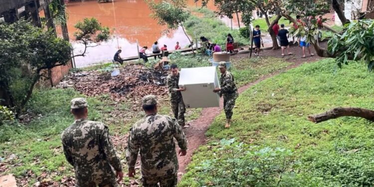 Crecida del río: 60 familias fueron evacuadas en el barrio San Rafael, de Ciudad del Este Crecida del río: 60 familias fueron evacuadas en el barrio San Rafael, de Ciudad del Este
