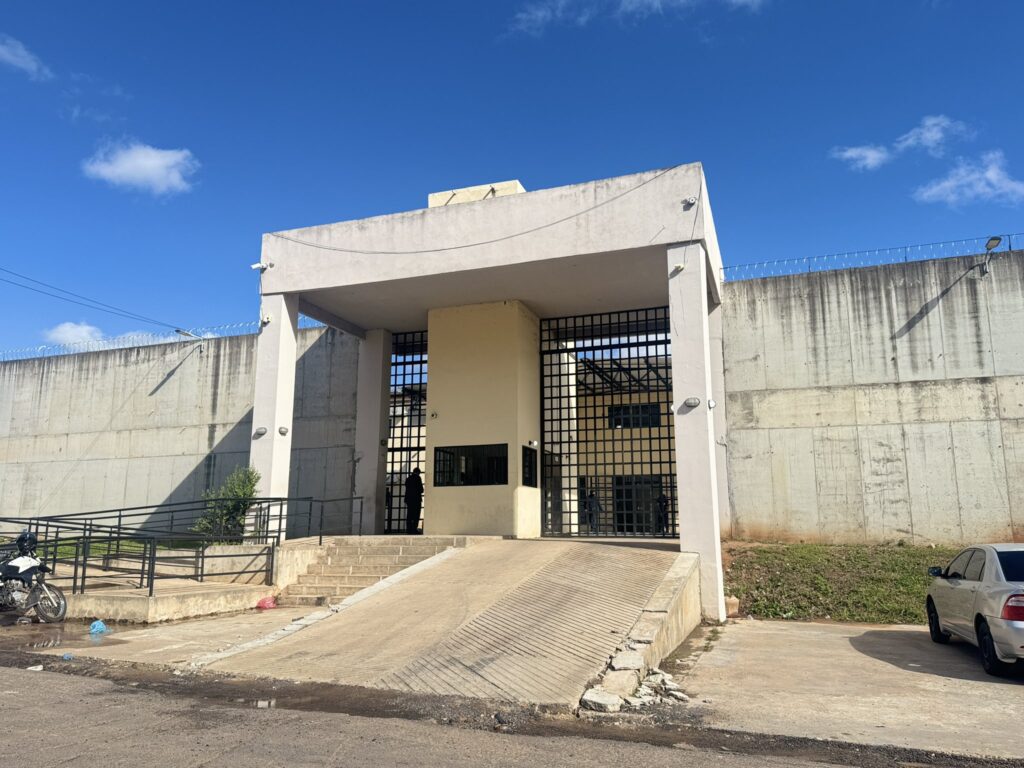 ¿CÓMO LO HICIERON? Esta madrugada, 2 internos se fugaron del penal de Emboscada. ¿CÓMO LO HICIERON? Esta madrugada, 2 internos se fugaron del penal de Emboscada.