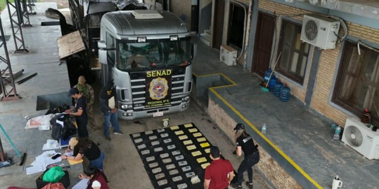 Preocupante: otra vez, cae un camión con drogas en Mariscal Estigarribia Preocupante: otra vez, cae un camión con drogas en Mariscal Estigarribia