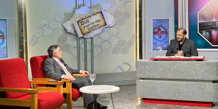 MEC tiene casi 300 funcionarios sumariados por presunto fraude con títulos, pero no puede despedirlos y siguen cobrando sus salarios MEC tiene casi 300 funcionarios sumariados por presunto fraude con títulos, pero no puede despedirlos y siguen cobrando sus salarios